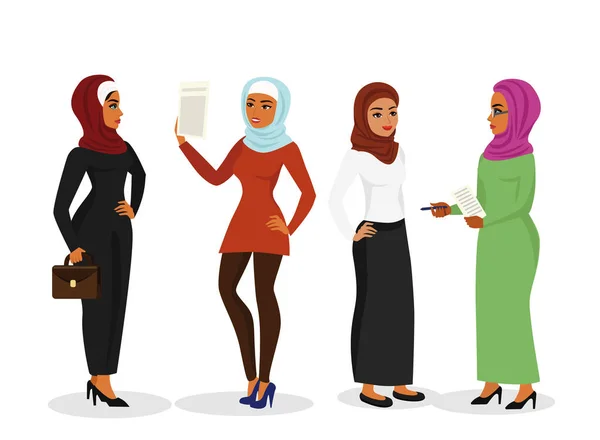 Conjunto de ilustración vectorial de hermosa mujer árabe de negocios en ropa musulmana tradicional hablando y sonriendo juntos, personaje con hijab en estilo plano de dibujos animados . — Vector de stock