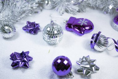 Hafif bir arka plan üzerinde Noel süsleri