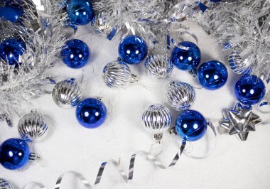 Hafif bir arka plan üzerinde Noel süsleri