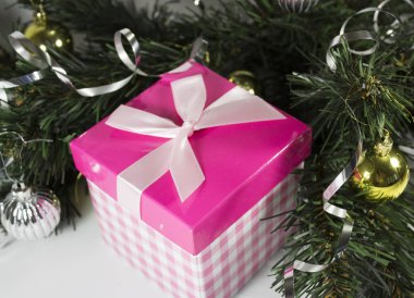 ağacın altında bir hediye