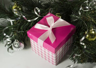 ağacın altında bir hediye