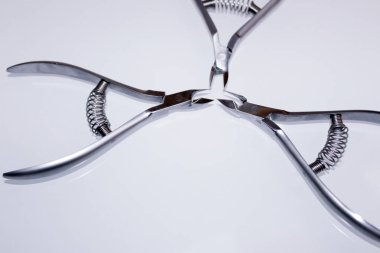 açık renkli kuaförlük aletleri