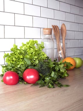 mutfak masasının üzerinde sebze