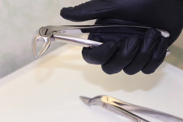 Zahnärztliches Instrument in der Hand — Stockfoto