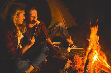Çiftler tatilin ya da hafta sonu ormanının tadını çıkarır. En iyi arkadaşlar boş zamanlarını, hafta sonları barbekü gezisi orman geçmişi ile geçirirler. Romantik piknik ormanı. Arkadaşlarla ormanda şenlik ateşinin yanında piknik..