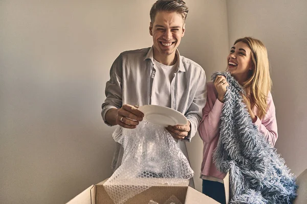 Happy couple having fun after house moving to new aparts. — Stock Photo, Image