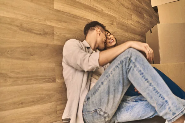 Young couple sitting on the floor in love in after moving into n — Stock Photo, Image