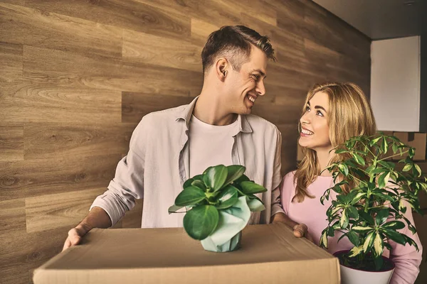 Happy lovely couple moving to new house and having fun. — Stock Photo, Image