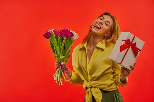 Senhora Alegre Com Cabelo Ondulado Justo Gabar Com Buquê Flores — Fotografia de Stock