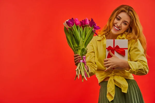 Mulheres Sorridentes Uma Blusa Uma Saia Com Buquê Flores Presentes — Fotografia de Stock
