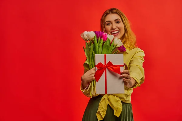 Senhora Alegre Com Buquê Flores Com Uma Caixa Presente — Fotografia de Stock