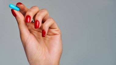 Odaklanmış tıbbi malzemeyle yakın avuçta