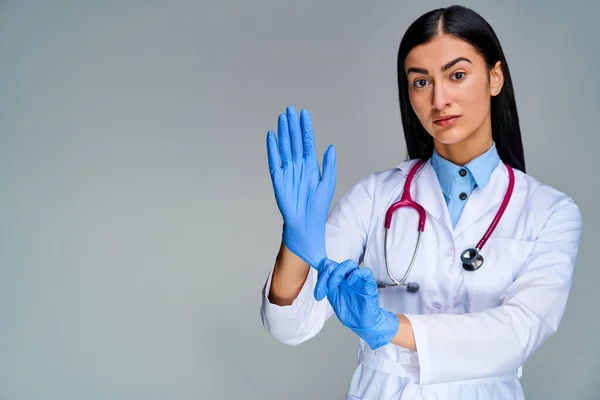 Vrouw Met Brunette Haar Shows Dragen Latex Handschoenen Haar Handen — Stockfoto