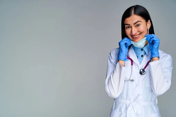 Vrouw Met Glimlach Met Brunette Haar Met Latex Handschoenen Met — Stockfoto