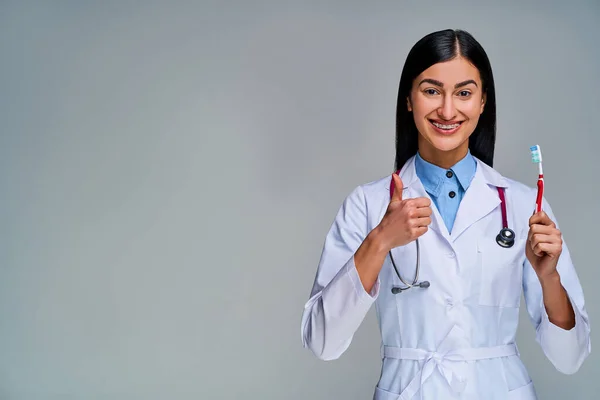 Vrouw Met Glimlach Met Beugels Met Donker Lang Haar Een — Stockfoto