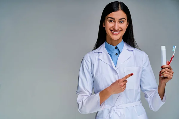 Mulher Com Sorriso Com Aparelho Com Cabelo Morena Casaco Médico — Fotografia de Stock