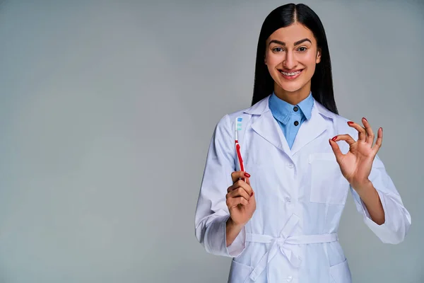 Vrouw Met Glimlach Met Beugel Met Donker Lang Haar Een — Stockfoto