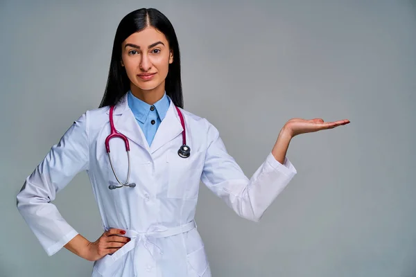 Mulher Com Cabelos Longos Pretos Casaco Médico Com Unhas Vermelhas — Fotografia de Stock