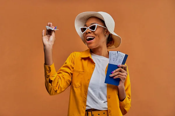 Счастливая Дама Шляпе Солнечных Очках Самолетом Паспортом Билетами — стоковое фото