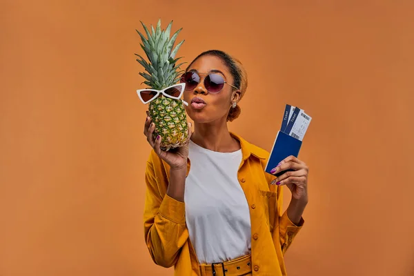Vrolijke Dame Met Zonnebril Met Ananas Witte Zonnebril Met Paspoort — Stockfoto