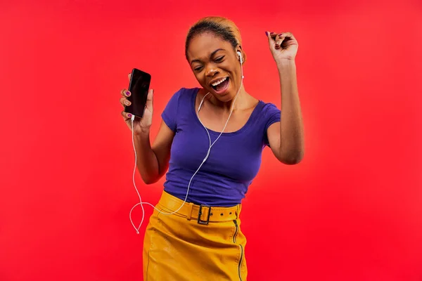 Joyful Meisje Bedraad Koptelefoon Dansen Met Een Smartphone Haar Hand — Stockfoto