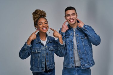 Geniş gülümsemeli kadın kameraya bak.