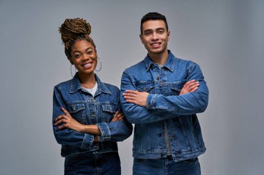 Kot ceketli mutlu kadın ve adam kendine güvenir ve kameraya bakar..