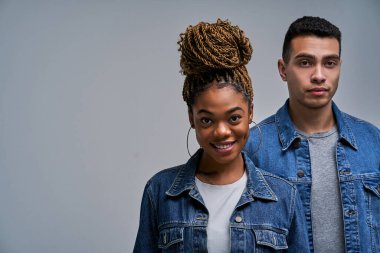 Örgü topuzlu kadın ve arkasında erkek.