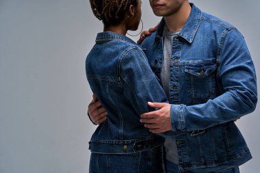 Küpeli kadın örgülü atletik adamla