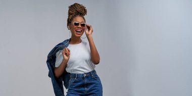 Küpeli, örgü ören, gülümseyen bir kadın