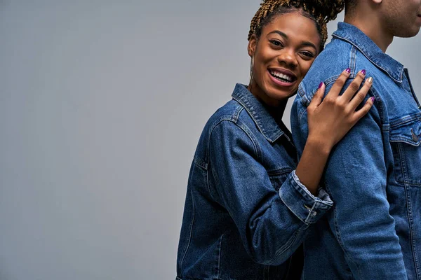 Vrouw Oorbellen Spijkerjasje Lachen — Stockfoto