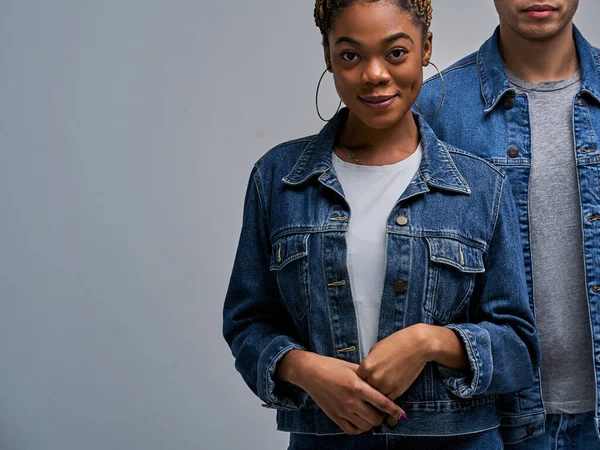 Vrouw Met Broodje Vlechten Met Man Achter — Stockfoto