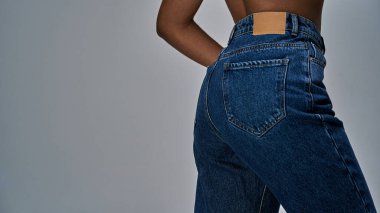 Çerçevesinde cepleri olan kot pantolonlu bir kadın. Moda konsepti