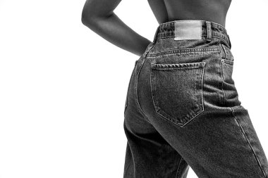 Çerçevesinde cepleri olan kot pantolonlu bir kadın. Moda konsepti