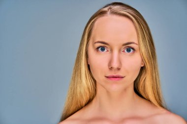 Stüdyoda üstsüz kadın portresi