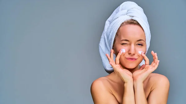 Cerca Mujer Feliz Una Toalla Blanca Cabello Con Crema Mejilla — Foto de Stock