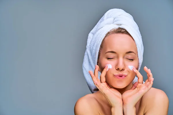 Cerca Mujer Feliz Una Toalla Blanca Cabello Con Crema Las — Foto de Stock