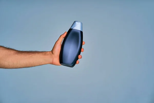 Tanned Male Hand Focus Conditioner — Stock Photo, Image