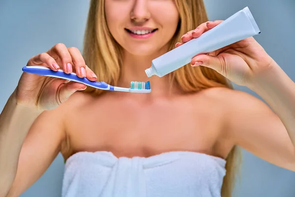 Mujer Con Una Sonrisa Toalla Con Pelo Largo Rubio Con — Foto de Stock