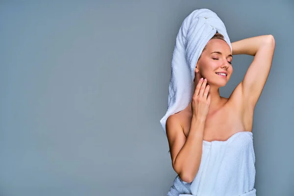 Mujer Con Sonrisa Comenzó Una Mano Detrás Cabeza — Foto de Stock