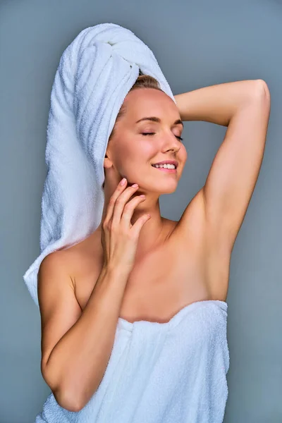 Mujer Sonriente Pose Relax Comenzó Una Mano Detrás Cabeza — Foto de Stock