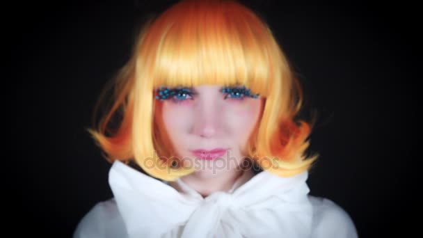 4K Halloween Shot de muñeca maquillaje mujer buscando — Vídeo de stock