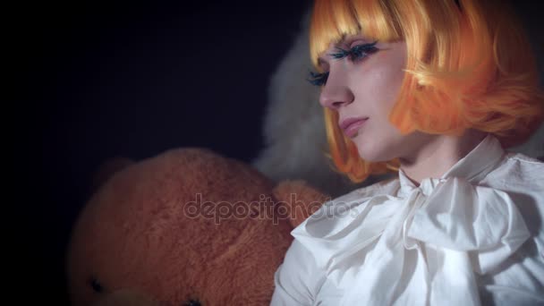 4K Halloween Shot of Doll Maquillaje Mujer dando miedo — Vídeo de stock