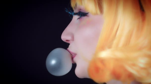 4K Halloween Shot of Doll Make-up Mulher com Bubblegum — Vídeo de Stock