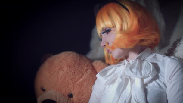 4K Halloween Shot of Doll Woman girando assustador para câmera — Vídeo de Stock
