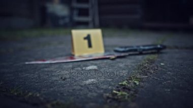 4 k olay yerinde delil bir bıçak ile