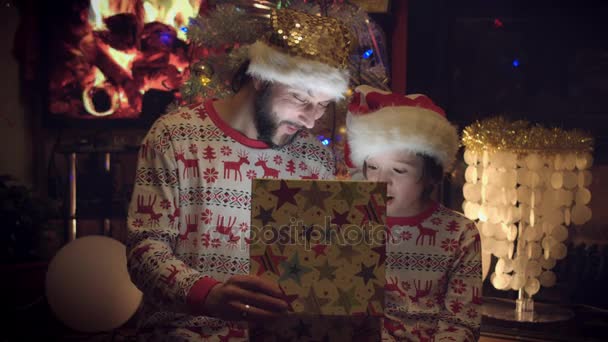 4 k Noel ve yeni yıl tatil baba ve oğul hediye açılış — Stok video