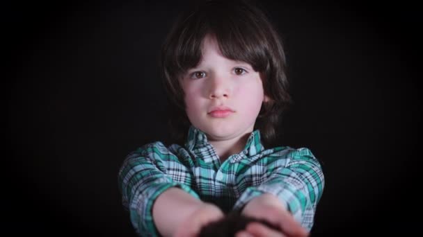 4k söt barn håller i händerna rena jord — Stockvideo