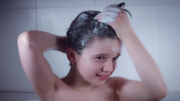 4k Niño en Baño Jugando con su Pelo con Champú — Vídeo de stock