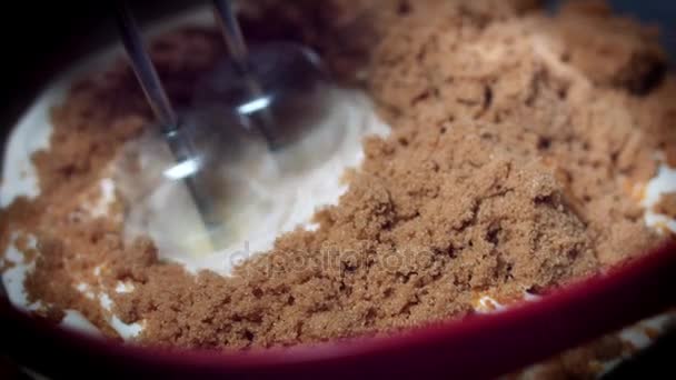 クリームの混合物を混合 4 k ケーキ パン — ストック動画